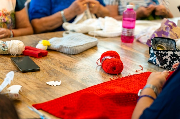 zespół hafterek przy stole